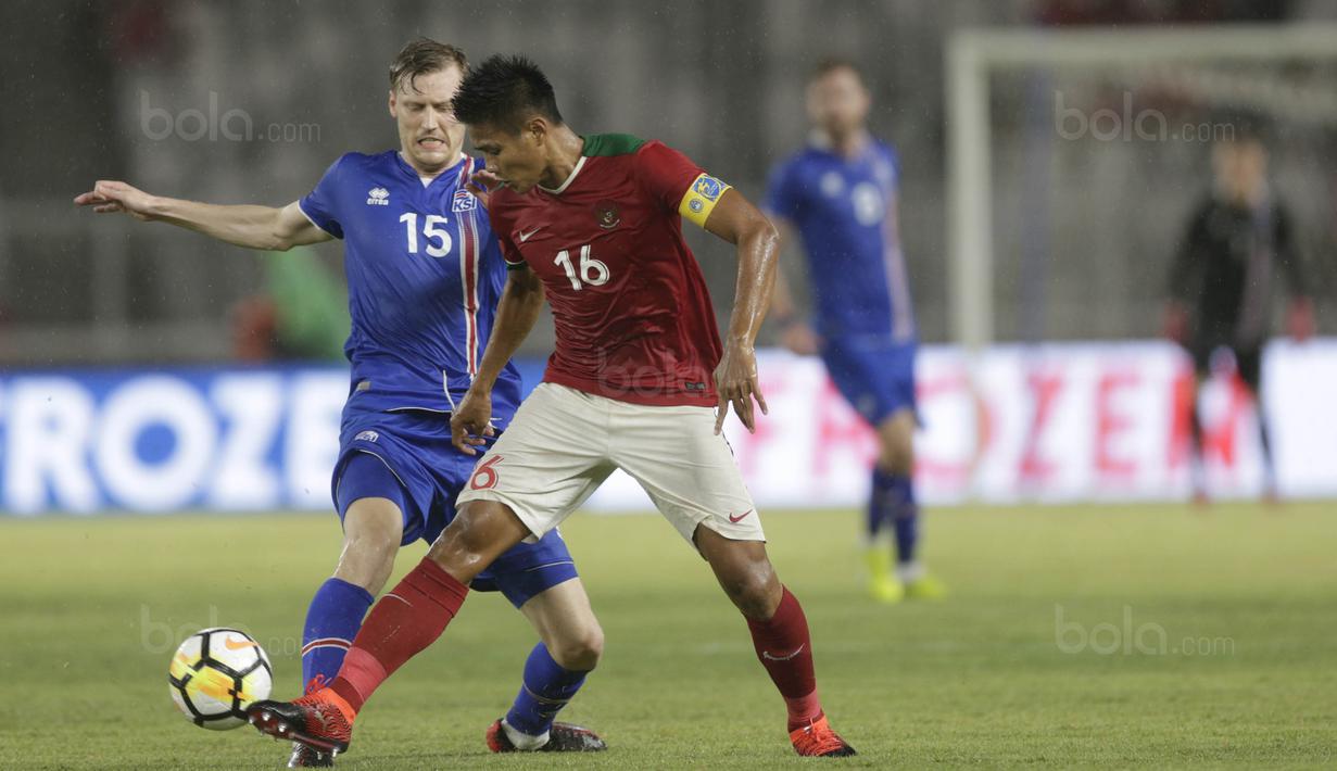 Kapten Timnas Indonesia, Fachruddin Aryanto, berusaha melewati striker Islandia, Andre Bjarnasson, pada laga persahabatan di SUGBK, Jakarta, Minggu (14/1/2018). Indonesia kalah 1-4 dari Islandia. (Bola.com/Vitalis Yogi Trisna)