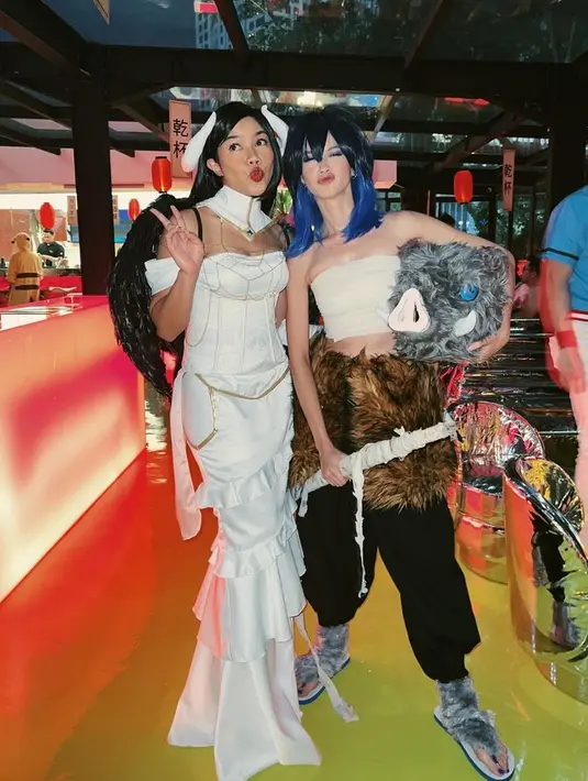 Yura Yunita tampil all white seperti bidadari bertanduk. Ia menjelma menyerupai Albedo Overlord dengan dress off the shoulder dan rok beraksen renda yang stylish. [Foto: @yurayunita]