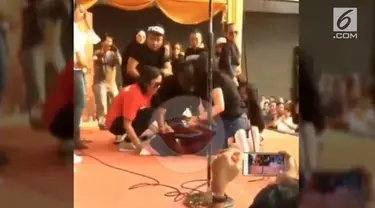 Saat sedang menghibur para penggemarnya dalam promo film Arwah di Karawang, Zaskia Gotik jatuh pingsan di atas panggung.