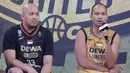 Pemain Dewa United, Kaleb Ramot (kanan) memberikan sambutan di samping Arki Dikania Wisnu dalam acara Media Day IBL 2025 di KYZN Kuningan, Jakarta Selatan, Kamis siang (12/12/2024). (Bola.com/M Iqbal Ichsan)