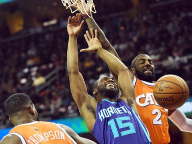 Pemain Charlotte Hornets, Kemba Walker #15 kehilangan bola saat dihadang pemain Cleveland Cavaliers, Kyrie Irving #2 pada laga NBA di Quicken Loans Arena, (10/12/2016). (Reuters/Ken Blaze-USA TODAY Sports)