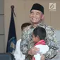 Yohanes “Joni” Ande Kala bertemu Menteri Pendidikan dan Kebudayaan, Muhadjir Effendy di Jakarta, Senin (20/8). Selain beasiswa, Joni juga mendapat bonus laptop, sepatu, pakaian dan perlengkapan sekolah dari Mendikbud. (Liputan6.com/Herman Zakharia)