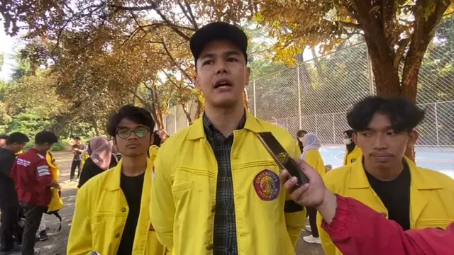 Ketua BEM UI, Verrel Uziel saat ditemui sebelum bergerak melakukan aksi ke DPR RI (Liputan6.com/Dicky Agung Prihanto)