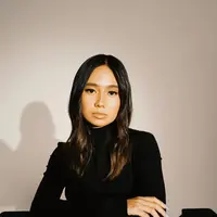 Dalam pemotretan ini, Niki terlihat menata rambutnya yang memiliki panjang rata, tanpa shaggy atau trap dengan tampilan sleek yang rapi dan sedikit bergelombang. Rambutnya dibelah tengah rapi, memperlihatkan sisa warna rambut cokelatnya di bagian ujung. Foto: Instagram.