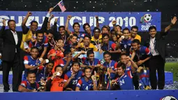 Malaysia. Timnas Malaysia tercatat baru meraih 1 trofi Piala AFF sepanjang sejarah, yaitu pada edisi 2010. Timnas Malaysia sukses mengalahkan Timnas Indoensia pada partai final Piala AFF 2010 yang digelar dalam dua leg kandang dan tandang yang mulai diterapkan sejak edisi 2004. Pada leg pertama di Stadion Bukit Jalil, Malaysia menang 3-0, sementara pada leg kedua di Stadion Utama Gelora Bung Karno Senayan Timnas Indonesia hanya menang 2-1. (AFP/Bay Ismoyo)