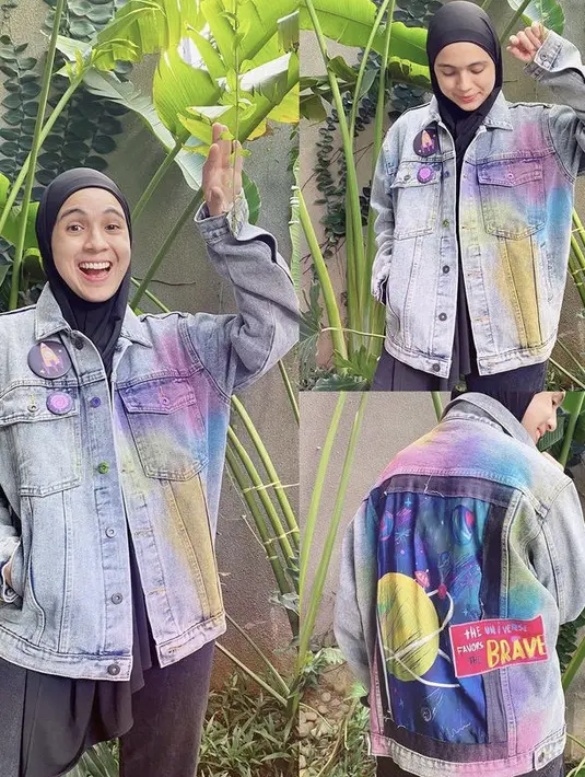 Nycta Gina tampil dengan jaket jeans yang leboh art. Ia memadukannnya dengan inner dan celana hitam. Begitu dengan kerudungnya yang warna hitam pula. (@missnyctagina)