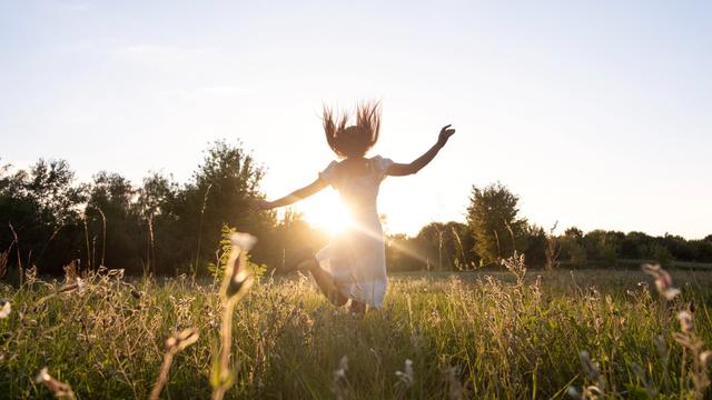 Ilustrasi menikmati hidup, bebas, bahagia