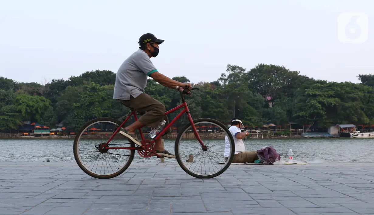 Pesepeda melintasi area pedestrian Danau Sunter, Jakarta, Sabtu (27/6/2020). Meski tidak tersedia lajur khusus untuk sepeda, namun pesepeda tetap terlihat melintas di area pedestrian Danau Sunter, Jakarta. (Liputan6.com/Helmi Fithriansyah)