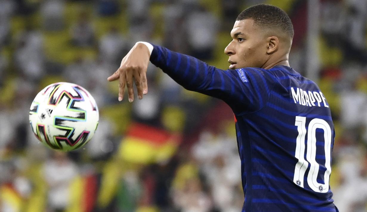 Prancis mencetak gol pada menit ke-66 lewat tembakan melengkung indah yang dilepaskan Mbappe. Namun wasit menganulir gol tersebut karena pemberi umpan, Paul Pogba, sudah terjebak dalam posisi offside.  (Foto: AP/Pool/Franck Fife)
