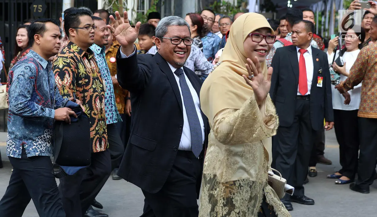 Gubernur Jawa Barat, Ahmad Heryawan dan istri  menuju Gedung Graha Saba Buana, Solo, Rabu (8/11). Sejumlah tokoh nasional dan pejabat menghadiri Ijab Kabul pernikahan putri Presiden Jokowi, Kahiyang Ayu dengan Bobby Nasution (Liputan6.com/Angga Yuniar)