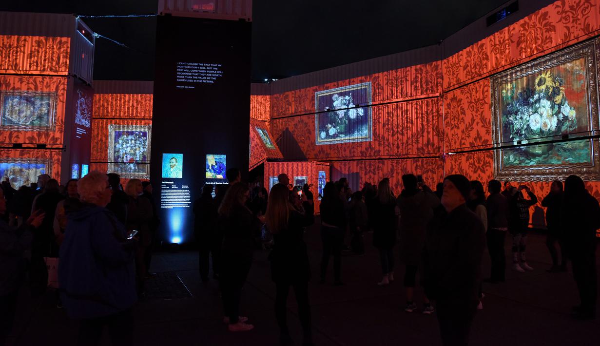 Suasana pameran imersif luar ruangan bertajuk "Digital Nights Wellington -- Van Gogh Alive" di Wellington, Selandia Baru, 1 Oktober 2020. Pameran musikal dan visual tersebut mengajak para pengunjung lebih mengenal karya-karya Van Gogh dengan warna-warni cerah dan detail yang hidup. (Xinhua/Guo Lei)