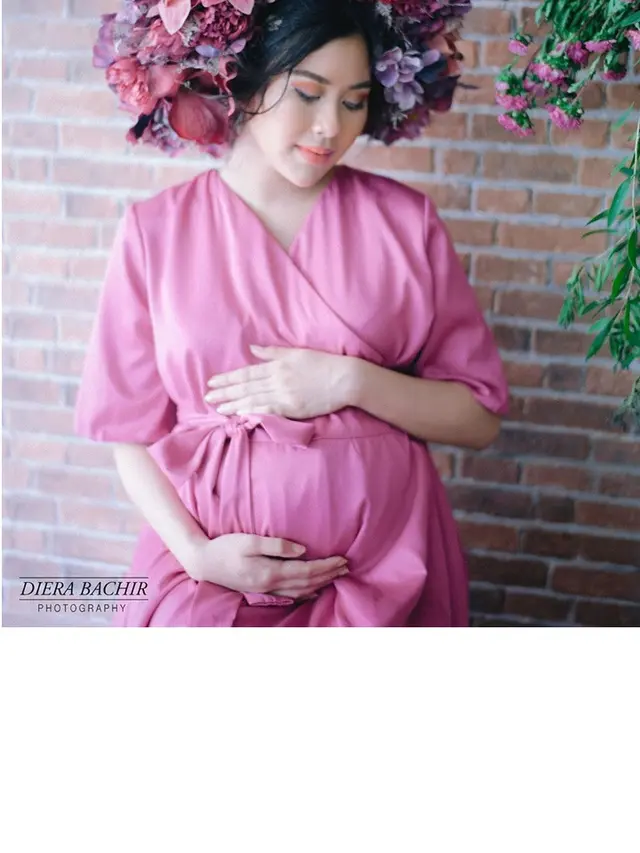 7 Potret Maternity Shoot Syahnaz Bertema Taman Bunga, Cantik dan Memesona