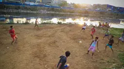 Menyusutnya debit air di KBB di musim kemarau ini, dimanfaatkan anak-anak untuk bermain bola di dasar sungai yang telah kering., (11/9/14). (Liputan6.com/Faizal Fanani) 