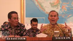 Dirjen SPK Kemendag Widodo (kanan), Kabareskrim Polri Komjen Pol Anang Iskandar memberi keterangan pers di Kemendag, Jakarta, (30/10/2015). Kedua Institusi akan menindak tegas barang impor yang tidak berlogo SNI. (Liputan6.com/Angga Yuniar)