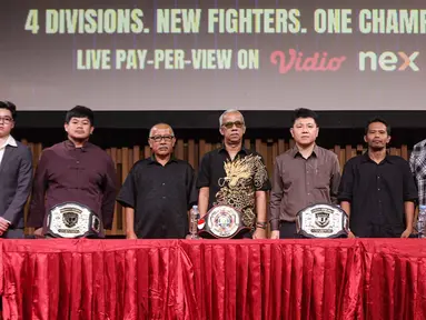 Head of Sports Business Emtek Group sekaligus CEO Nex, Hendy Lim (kelima kiri) bersama Ketua Umum Interdisciplinary Combat Council (ICC), Suwardi (keenam kiri) berfoto bersama usai memberi keterangan terkait NEX Road to Champion di SCTV Tower, Jakarta, Selasa (7/4/2026). Indonesia kembali menghadirkan terobosan baru di dunia combat sport melalui NEX Road to Champion. (Bola.com/Abdul Aziz)