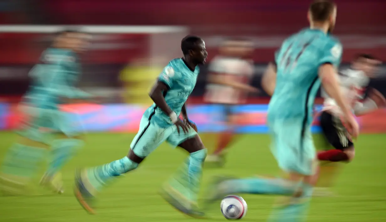 Striker Liverpool, Sadio Mane berlari dengan menggiring bola dalam pertandingan Liga Inggris melawan Sheffield United, Minggu (28/2/2021). (Foto: AFP/Pool/Oli Scarff)