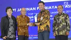Direktur Keuangan Askrindo Syariah, Subagio Istiatno (kedua kanan) menerima penghargaan TOP IT & TELCO 2018 kategori Implementation on Sharing Insurance Sector 2018 dan TOP Leader on IT Leadership 2018 di Jakarta, Kamis (6/12). (Liputan6.com/HO/Iqbal)