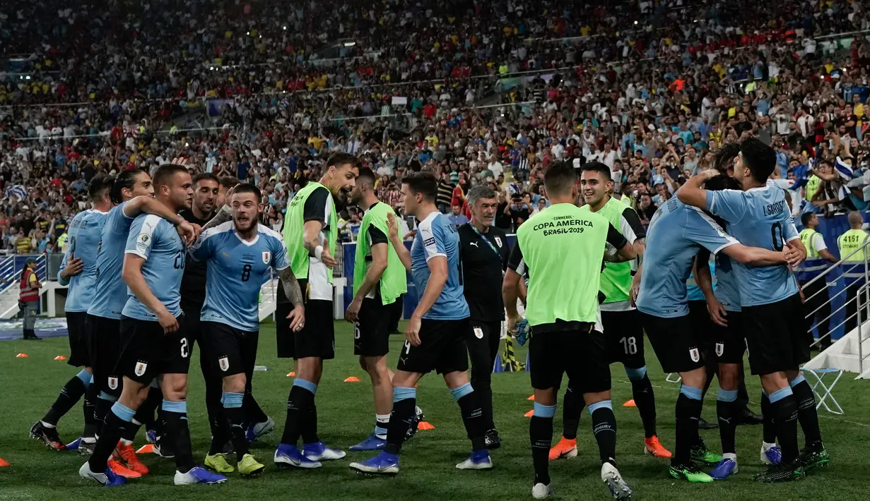 Para pemain timnas Uruguay merayakan gol rekan mereka, Edinson Cavani pada laga terakhir grup C Copa America 2019 di stadion Maracana, Rio de Janeiro, Senin (24/6/2019). Gol tunggal Edinson Cavani dalam laga tersebut memastikan Uruguay jadi juara Grup C. (AP/Leo Correa)