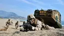 Pasukan Marinir Amerika tampak bersiap untuk melakukan latihan tempur dengan Korea Selatan (AFP Photo/Jung Yeon Je)