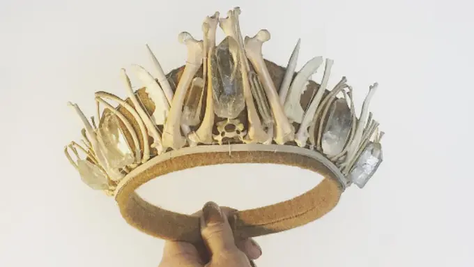Mahkota Kristal Ini Bikin Pemakai Bak Puteri Kerajaan