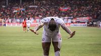 Selebrasi pemain Arema FC, Gustavo Almeida Dos Santos, setelah mencetak gol ke gawang Persija Jakarta dalam pertandingan pekan kesembilan BRI Liga 1 2023/2024 yang berlangsung di Stadion Patriot Candra Bhaga, Bekasi, Minggu (20/9/2023). (Bola.com/Bagaskara Lazuardi)