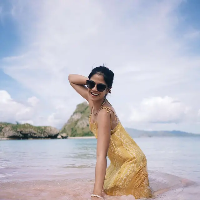 6 Potret Liburan Hana Saraswati di Labuan Bajo, Seru Bareng Kekasih dan Sahabat