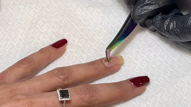 Inovasi Smart Nails yang dicetuskan oleh salon di Dubai.
