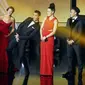 Host Fifa Ballon d'Or Gala, James Nesbitt (kir) ber-wefie bersama Cristiano Ronaldo (ketiga dari kiri) dan Neymar (kanan). (foto: Reuters)