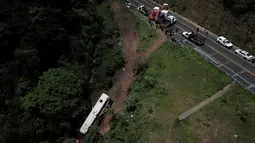 Sedikitnya 18 orang tewas dan sedikitnya 23 lainnya luka-luka pada hari Kamis ketika sebuah bus yang mengangkut migran asing dan warga lokal jatuh ke jurang di Meksiko barat laut, kata pihak berwenang. (Ulises Ruiz / AFP)