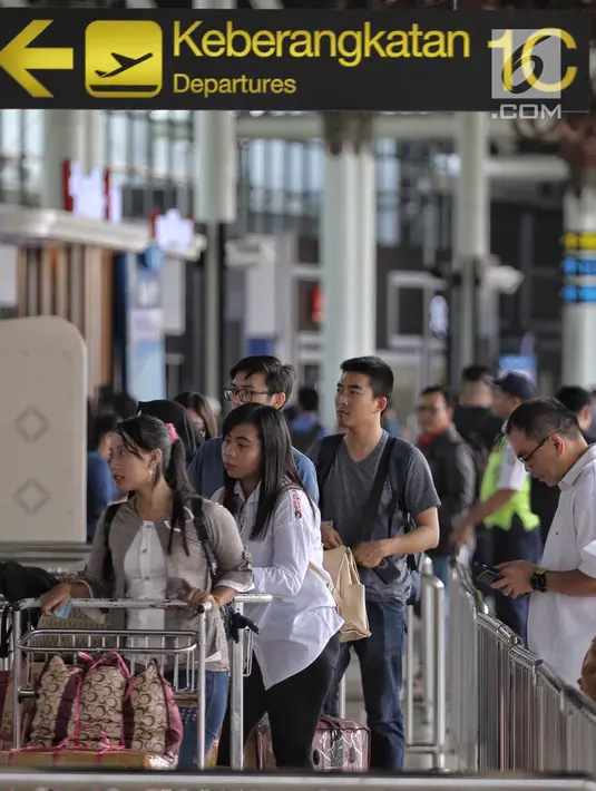 Antrean calon penumpang tampak memadati terminal 1B di Bandara Soekarno-Hatta Cengkareng, Banten, Jakarta (9/6). H-6 jelang lebaran, pada rekap penumpang kemarin, 8 Juni 2018, baik kedatangan dan keberangkatan mencapai 206.335.(Liputan6.com/Faizal Fanani)