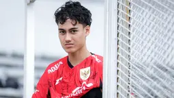 Pemain Timnas Indonesia U-22, Rafael Struick memakai jersey saat bersiap melakukan latihan perdana menjelang SEA Games 2025 di Stadion Madya, Kompleks Stadion Utama Gelora Bung Karno (SUGBK), Senayan, Jakarta, Selasa (11/11/2025). (Bola.com/Bagaskara Lazuardi)