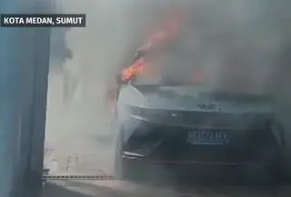 Mobil listrik di Medan terbakar. (SCTV)