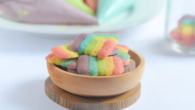 kue lidah kucing pelangi