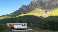 Yang lebih menarik, hotel Null Stern ini terletak di ketinggian 6.463 kaki di atas laut, tepatnya di pegunungan Graubunden Swiss.