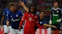 Pemain Bayern Munchen, Renato Sanches, bersiap menyambut bola namun dihalangi pemain Schalke 04, Benjamin Stambouli, dalam lanjutan Bundesliga di Veltins Arena, Gelsenkirchen, Sabtu (10/9/2016) dini hari WIB. (AFP/Patrik Stollarz)