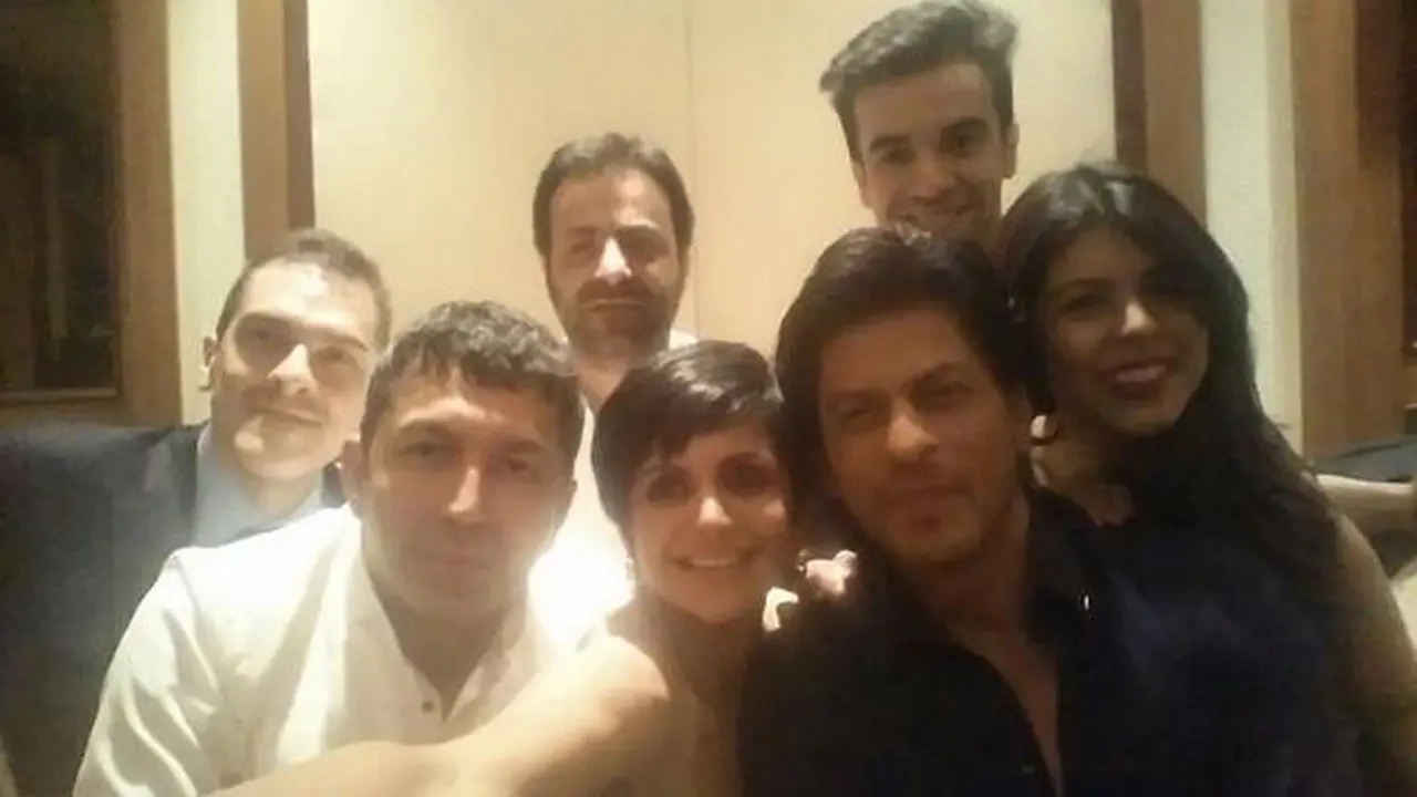 Bintang Bollywood Tiru Foto Selfie Oscar 2014