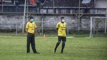Asisten pelatih Bali United, Antonio Claudio (kanan), bersama pelatih Stefano Teco Cugurra saat memantau sesi latihan timnya di Lapangan Yoga Perkanthi Jimbaran beberapa waktu lalu. (Bola.com/Maheswara Putra)