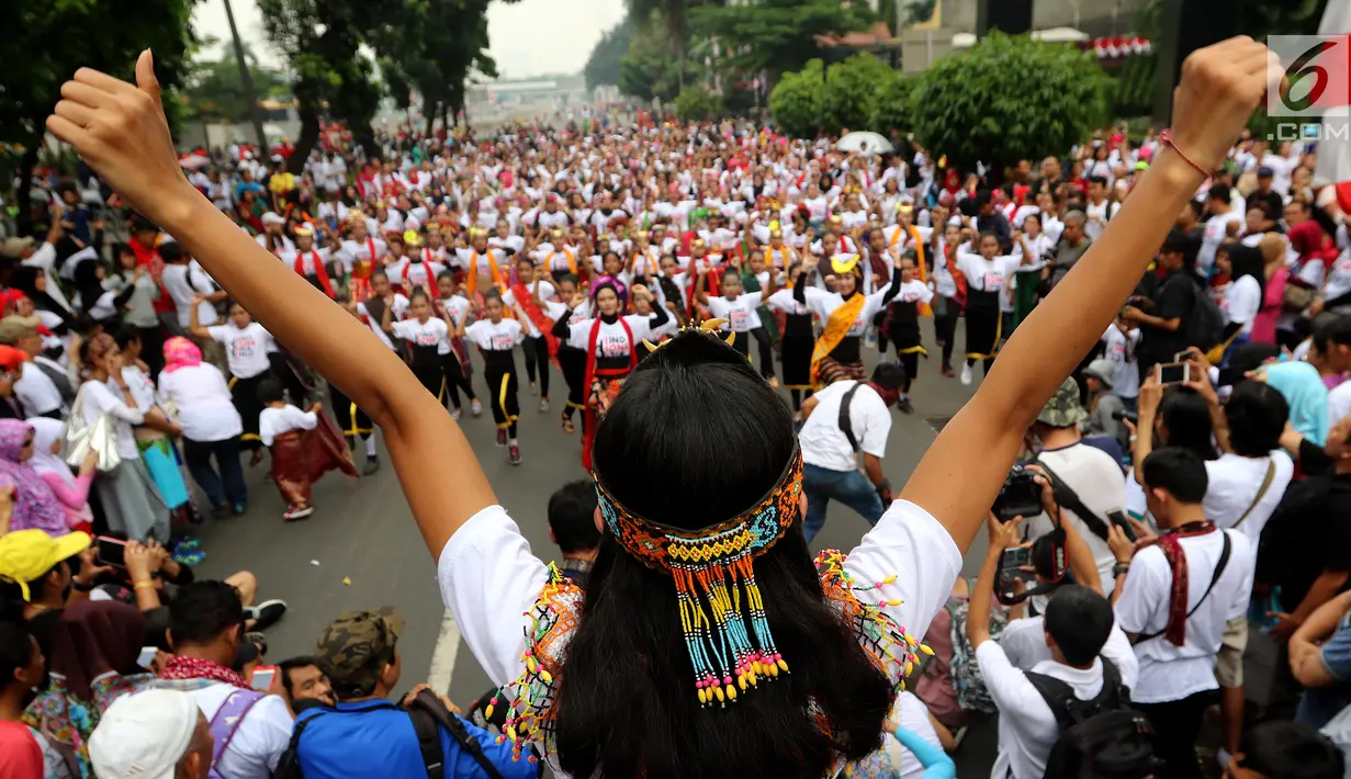 Seorang instruktur membawakan tarian tradisional Indonesia saat Car Free Day di Senayan, Jakarta, Minggu (13/08). Kegiatan tahun ini mengusung tema Kriya Nagri yang dilatari kondisi minimmya pendidikan dan informasi budaya. (Liputan6.com/Fery Pradolo)