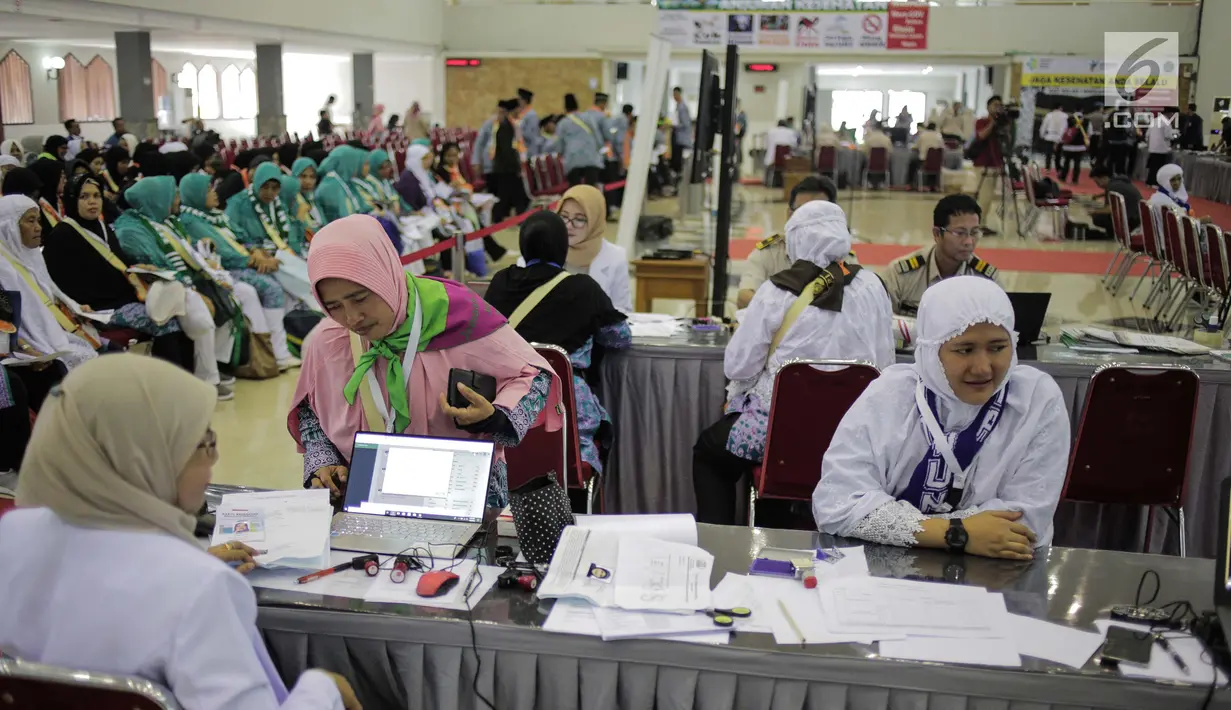 Calon jemaah haji kloter pertama saat melakukan kelengkapan administrasi di Asrama Haji, Jakarta, Sabtu (6/7/2019). Sebelum diberangkatkan, petugas mengecek kembali 385 calon jamaah untuk melakukan kelengkapan administrasi. (Liputan6.com/Faizal Fanani)