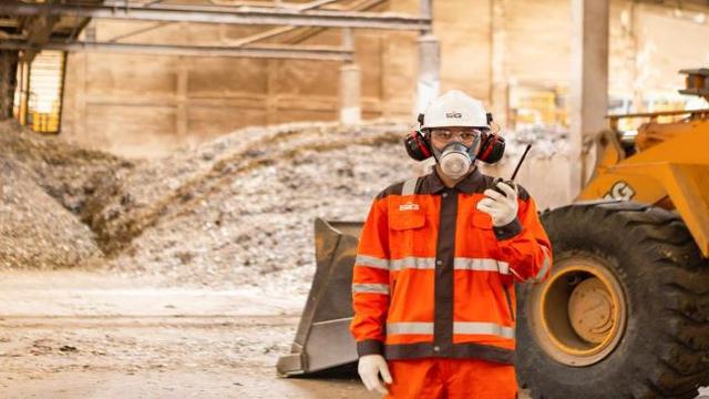 Fasilitas pengolahan limbah menjadi alternatif bahan bakar pengganti batu bara di Pabrik Narogong, Jawa Barat (Foto: Semen Indonesia)