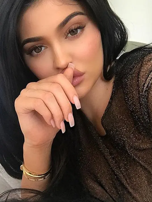 Pengusaha muda yang satu ini biasanya gemar sekali mengekspos tubuhnya dengan pakaian-pakaian yang seksi, tetapi sekarang ini Kylie lebih sering terlihat memakai baju yang tertutup bahkan dengan ukuran yang besar. (Instagram/Kyliejenner)