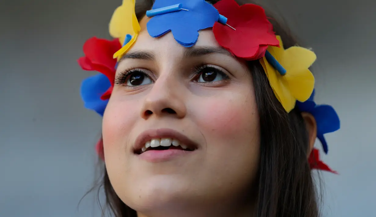 Suporter Venezuela menunggu dimulainya pertandingan sepak bola Grup A Copa America 2019 antara Venezuela dengan Bolivia di Stadion Mineirao, Belo Horizonte, Brasil, Sabtu (22/6/2019). (AP Photo/ Eraldo Peres)