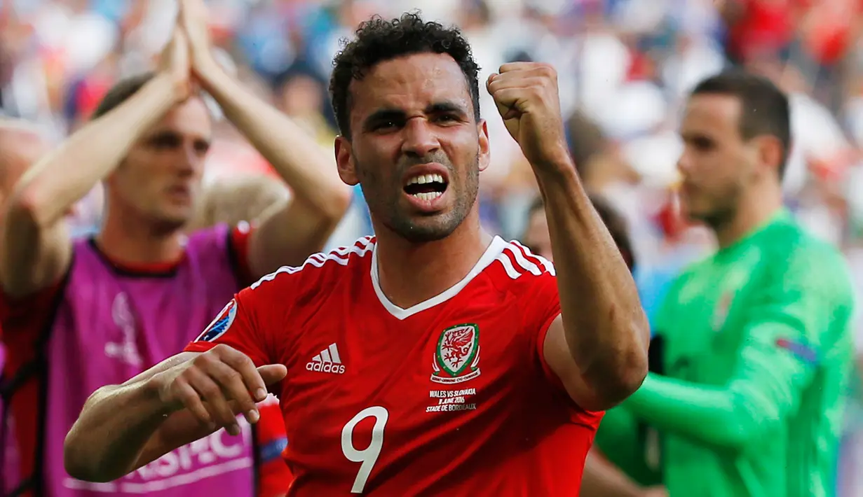 Ekspresi pemain Wales Hal Robson-Kanu usai laga melawan Slovakia di Euro 2016 Prancis (11/6). Gol yang dibuat Bale dan Kanu mengantarkan Wales menang 2-1 atas Slovakia. (Reuters/ Sergio Perez)