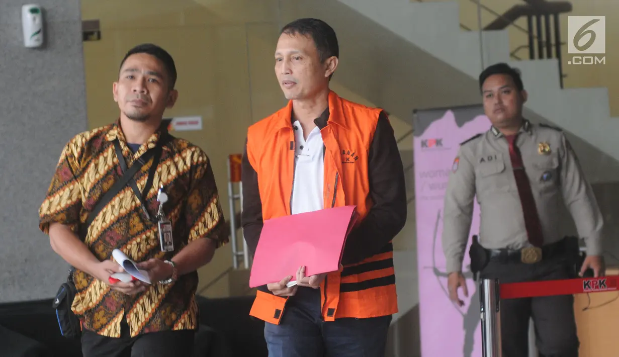 Direktur Teknologi dan Produksi PT Krakatau Steel (Persero) Wisnu Kuncoro meninggalkan Gedung KPK usai pemeriksaan di Jakarta, Rabu (10/4). Wisnu diperiksa sebagai tersangka kasus pengadaan barang dan peralatan oleh PT Krakatau Steel, senilai Rp 24 miliar dan Rp 2,4 miliar. (merdeka.com/Dwi Narwoko)