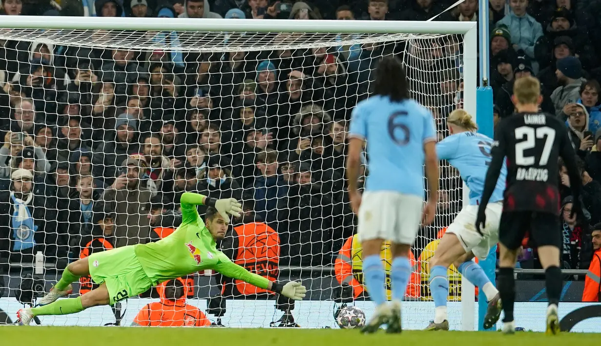 Pemain Manchester City Erling Haaland mencetak gol penalti ke gawang kiper RB Leipzig Janis Blaswich pada pertandingan sepak bola leg kedua babak 16 besar Liga Champions di Etihad Stadium, Manchester, Inggris, 14 Maret 2023. Laga berakhir 7-0 dan membawa Manchester City lolos ke perempat final Liga Champions dengan agregat 8-1. (AP Photo/Dave Thompson)