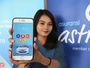 Model menunjukkan aplikasi Garda Mobile Otocare yakni Garda Mall, di Jakarta, Kamis (19/9/2019). Aplikasi yang diperkenalkan sejak tahun 2015 mampu memenuhi semua kebutuhan pemilik kendaraan mulai dari membeli mobil hingga menjualnya kembali. (Liputan6.com/HO/Eko)