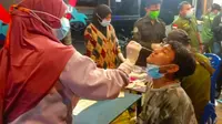 Rapid tes antigen oleh petugas medis kepada warga di Pekanbaru yang melanggar protokol kesehatan. (Liputan6.com/M Syukur)