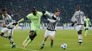 Gelandang City, Yaya Toure (kedua kiri) berebut bola dengan gelandang Juventus, Claudio Marchisio pada laga Grup D Liga Champions di Juventus Stadium, Turin, Italia, Kamis (26/11).  Juventus menang atas City dengan skor 1-0. (Reuters/Andrew Couldridge)