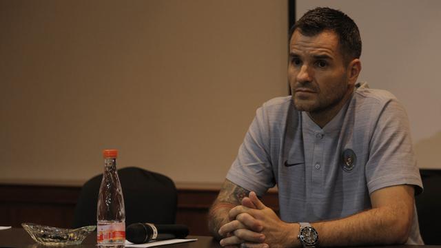 Pelatih Timnas Indonesia, Simon McMenemy, mengamati pertanyaan wartawan saat jumpa pers. (Bola.com/Okie Prabhowo)