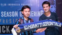 Mantan pemain Inter Milan, Cristian Chivu, foto bersama anggota Inter Club Indonesia di Tanggerang, Banten, Minggu (15/5/2016). (Bola.com/Vitalis Yogi Trisna)